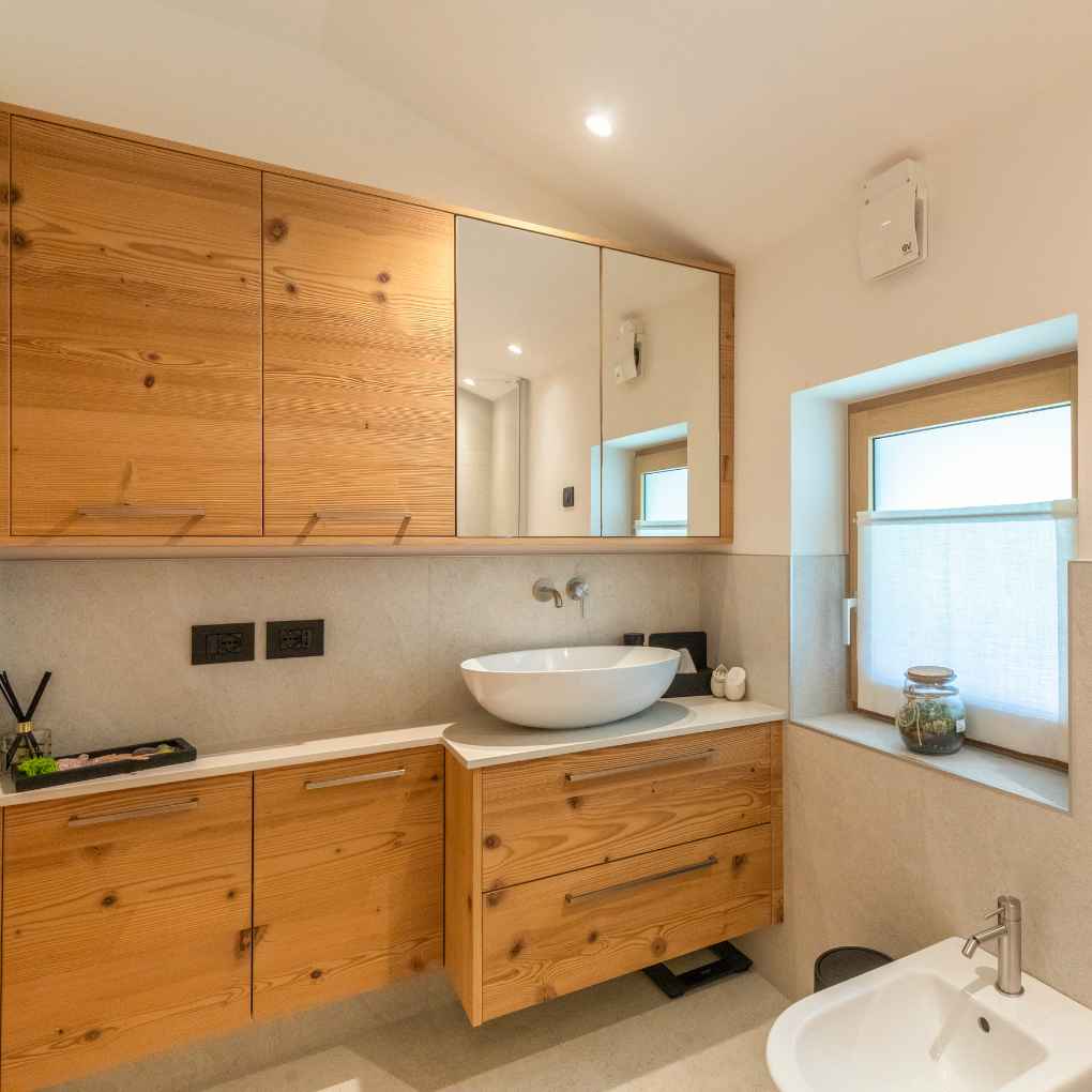 Mobile bagno in abete vecchio con maniglie di acciaio e specchio integrato