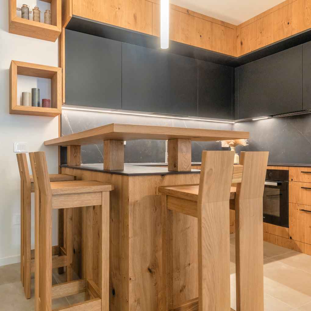 Piano snack in rovere con sgabelli abbinati per una cucina in legno