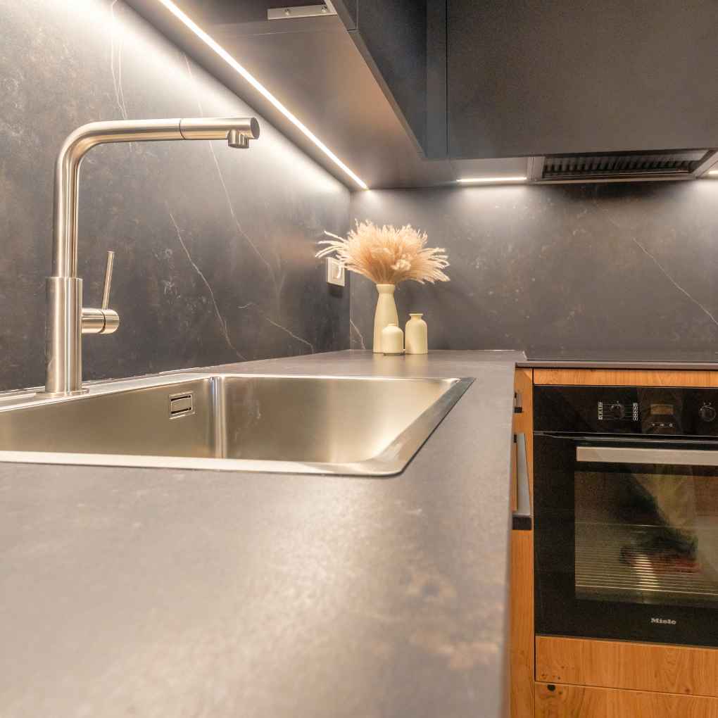 Piano cucina e alzata in Dekton effetto marmo scuro