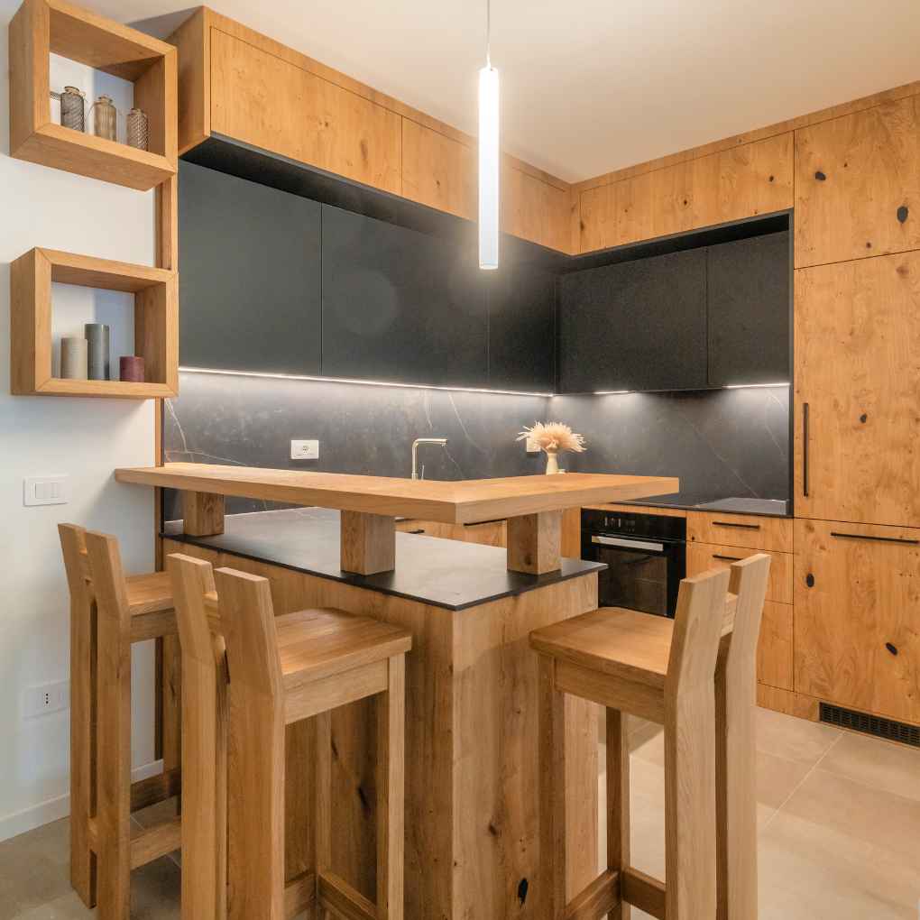 Cucina di montagna con penisola e piano snack rialzato