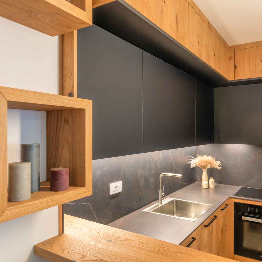 Cucina con doppi pensili in stile di montagna e moderno