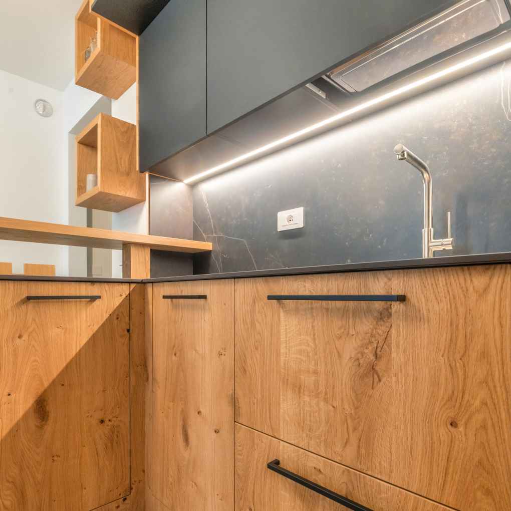 Cucina con ante in rovere e nobilitato Fenix nero