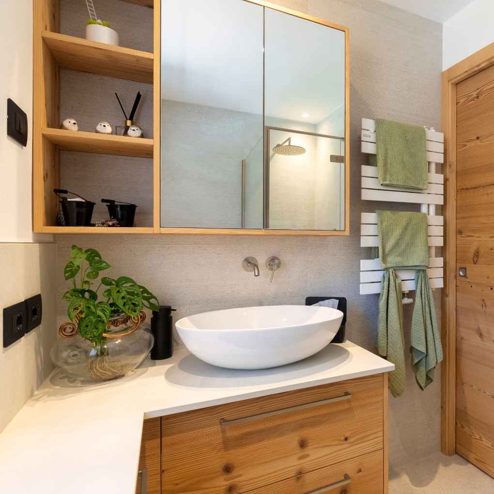Mobili bagno in legno di abete vecchio con lavabo da appoggio