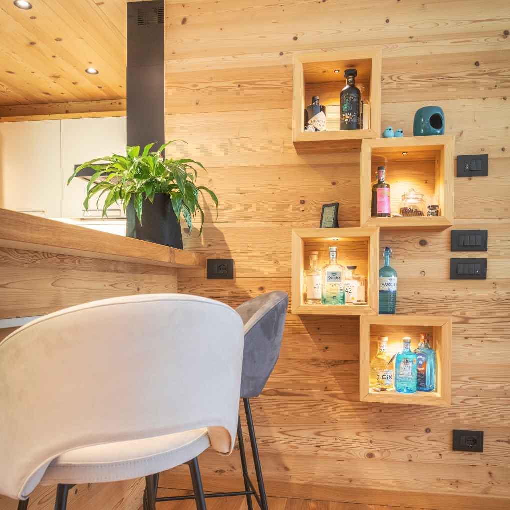 Piano snack e mensole a cubo illuminate in legno naturale