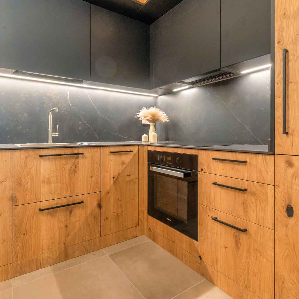 Cucina in rovere effetto bagnato con maniglie nere