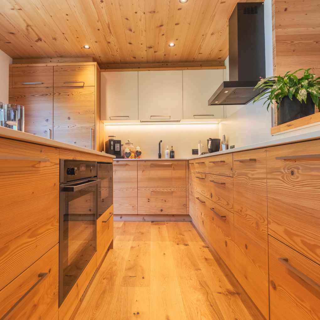 Cucina di montagna in stile moderno in legno di abete vecchio
