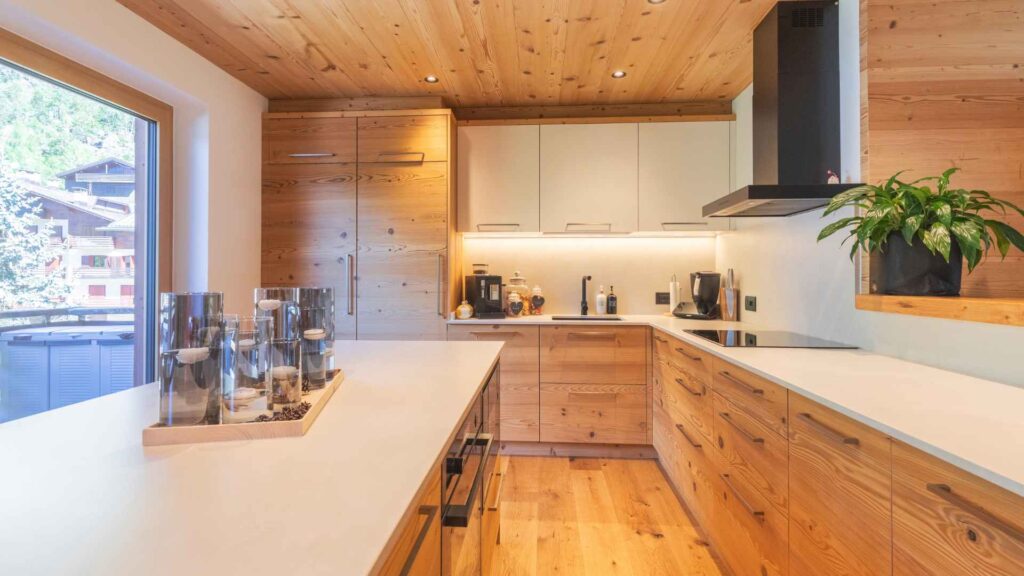 Cucina ad isola in larice