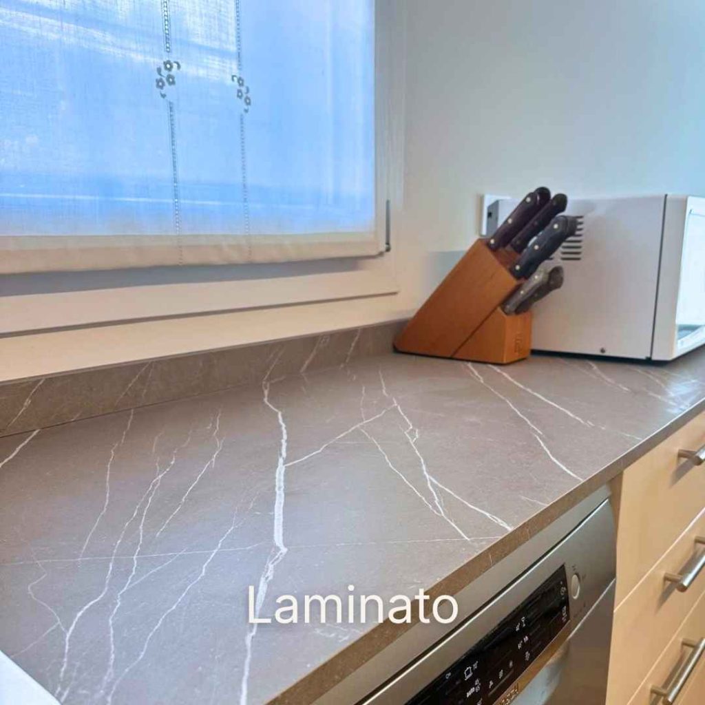 Piano cucina in laminato effetto marmo-pietra