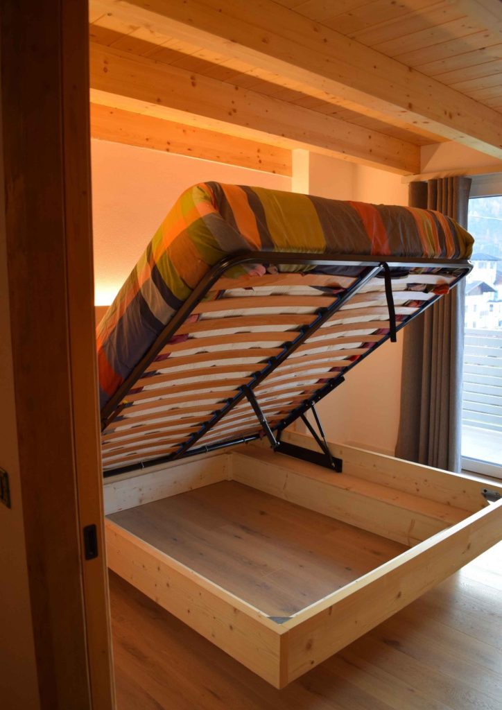 Letto con contenitore in camera di montagna