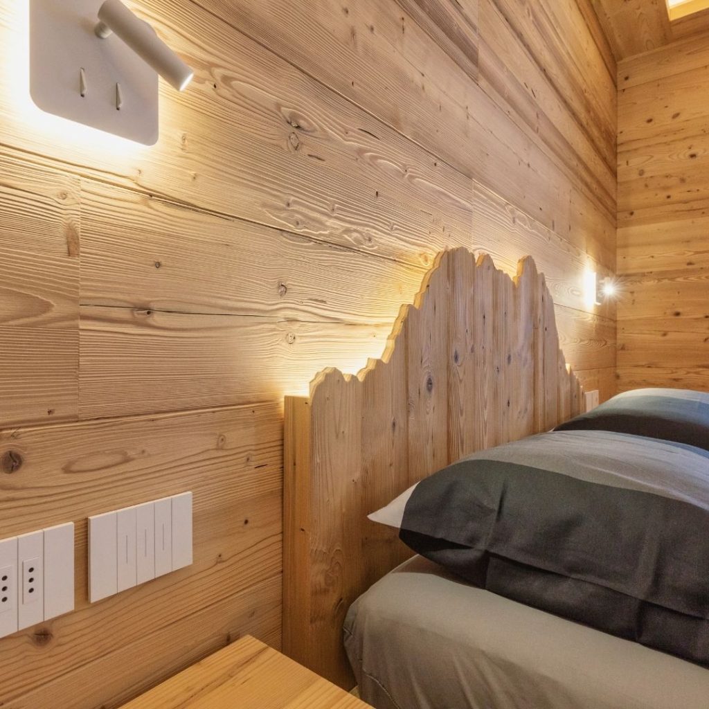 Testiera letto con profilo di montagna dettagliato retroilluminato