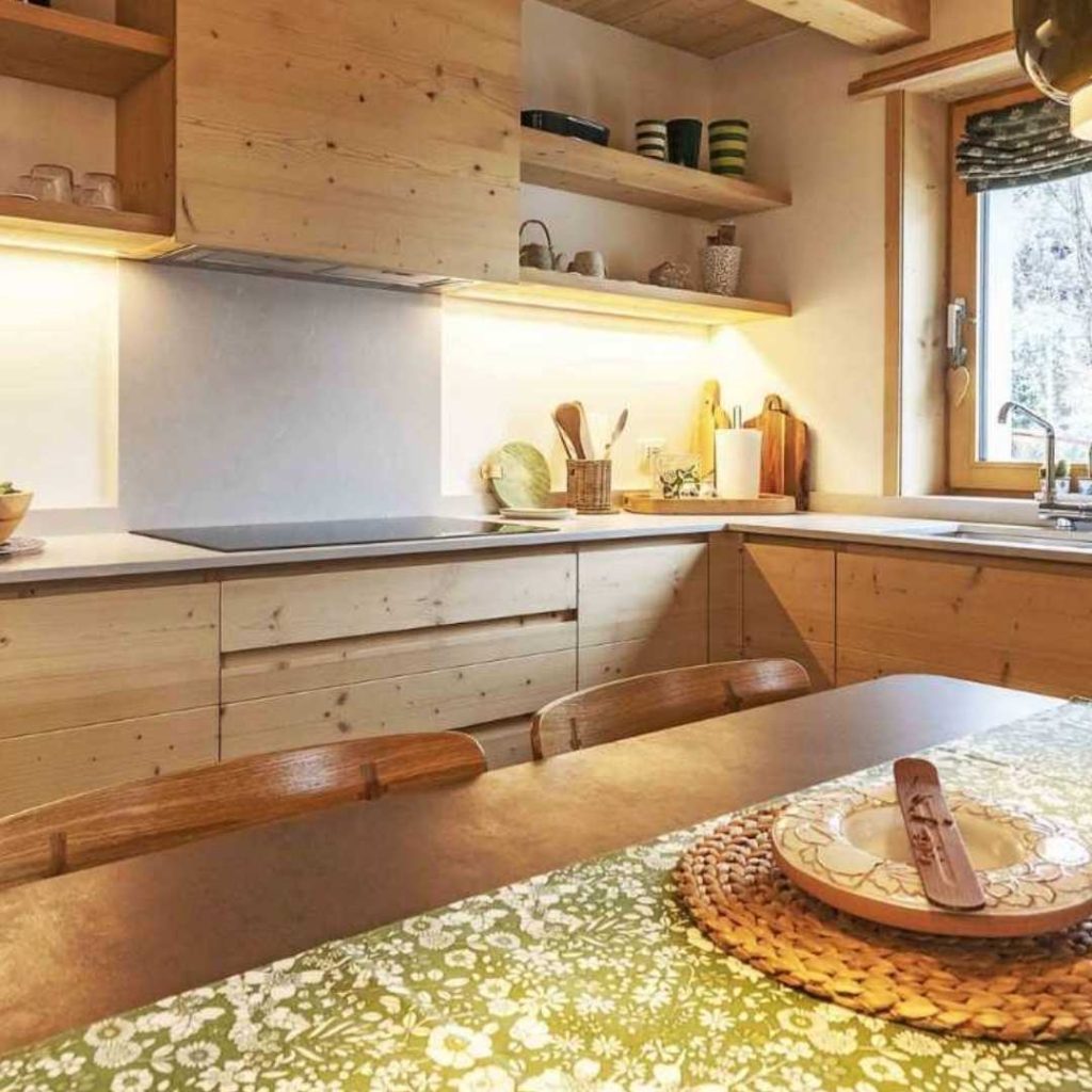 Maniglia a gola in cucina di legno