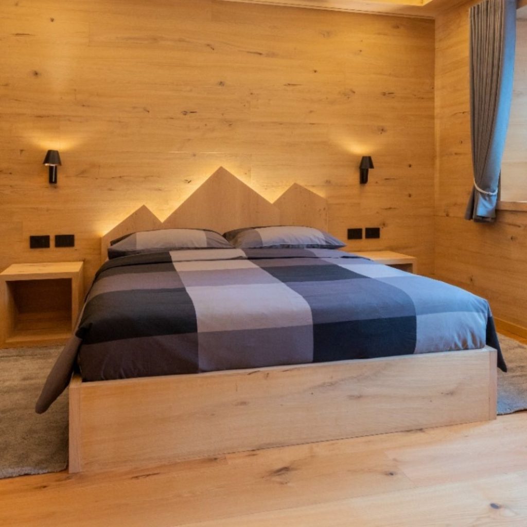 Testiera letto con profilo di montagna stilizzato
