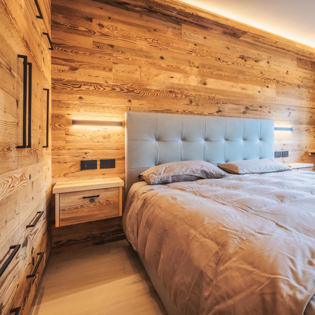 Camera da letto matrimoniale di montagna con armadi su misura