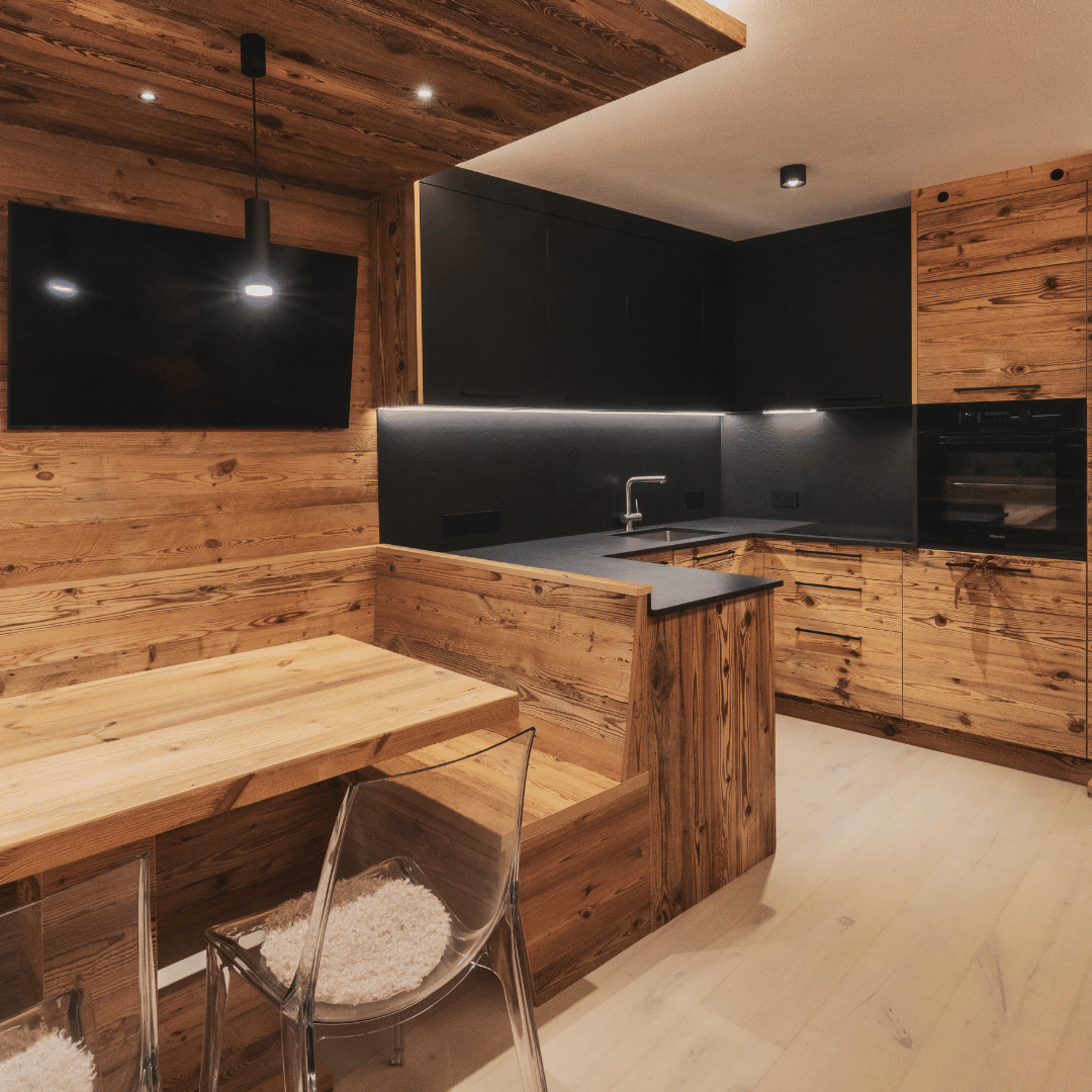 Cucina rustica con legno vecchio abbinato a nobilitato nero antimpronta e maniglie a staffa