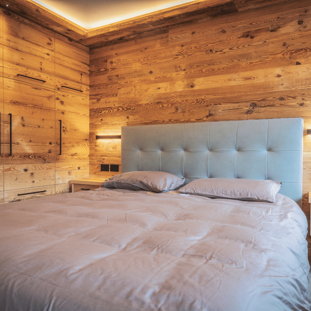 Camera di montagna con legno rustico e a contrasto con letto moderno