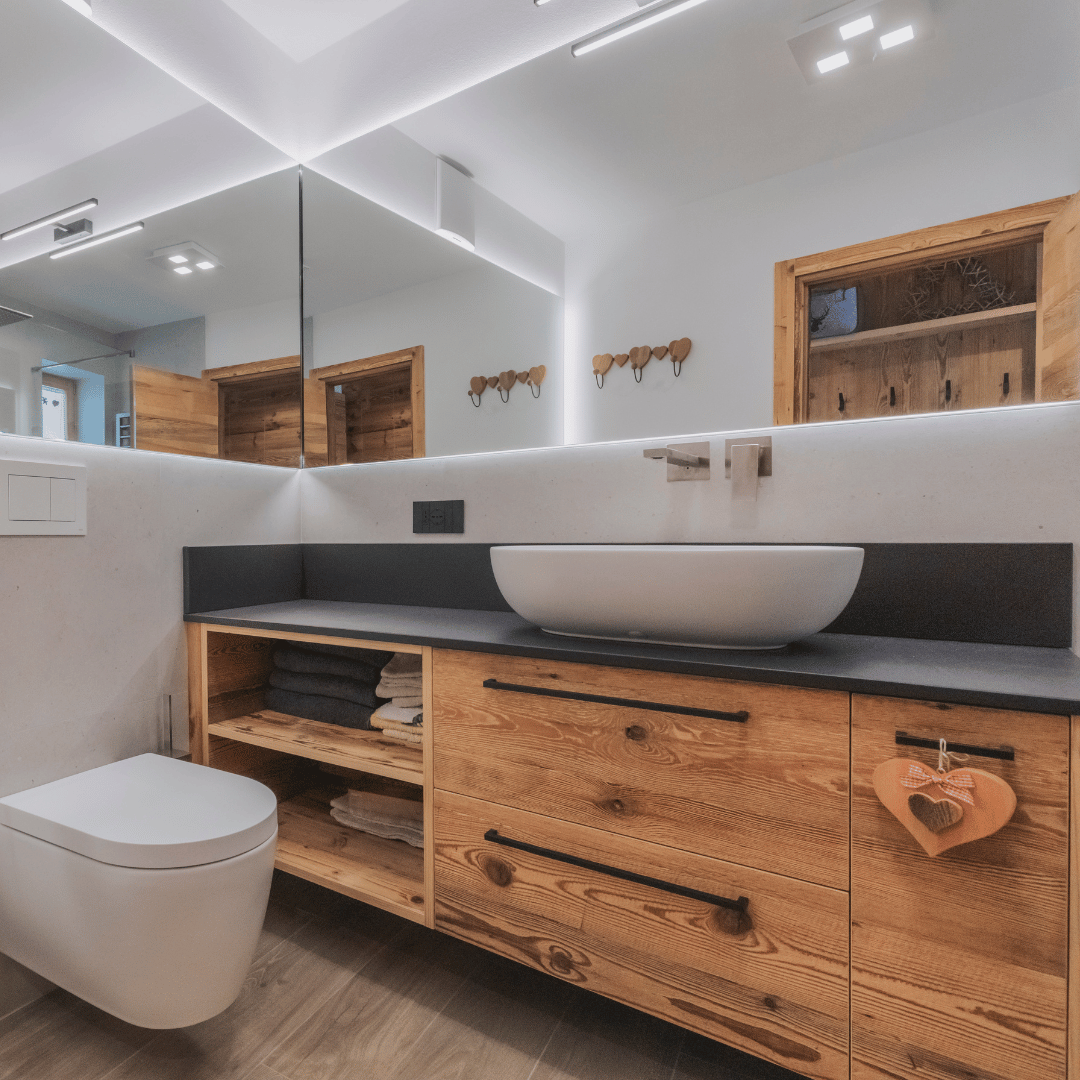 Mobile bagno sospeso in legno vecchio con cassetti e vani giorno
