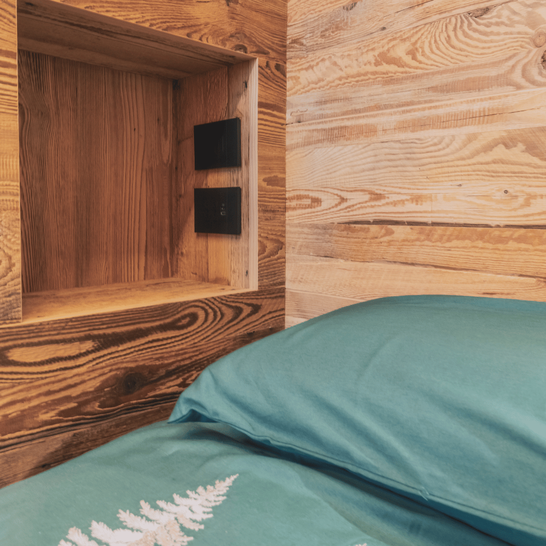 Nicchia-comodino in una camera da letto rustica