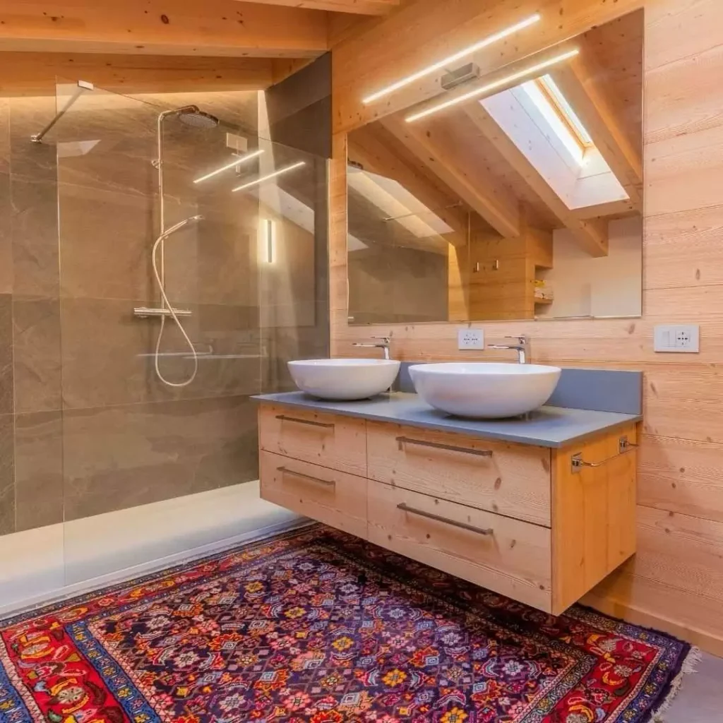 Arredamento in legno moderno e pulito in bagno per casa di montagna