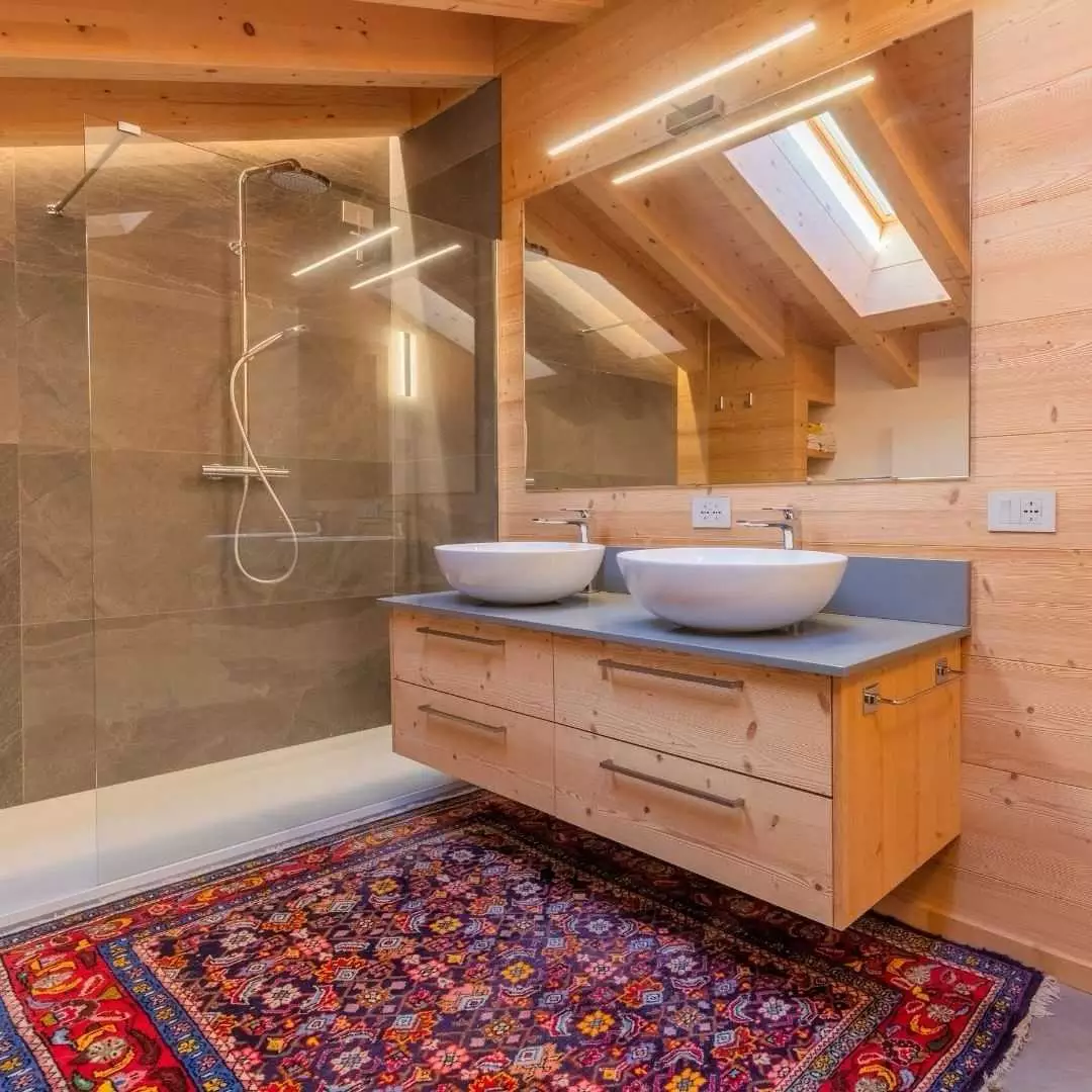 Arredamento in legno moderno e pulito in bagno per casa di montagna