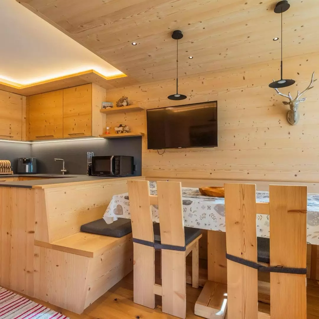 Cucina in legno di montagna con panca e tavolo in legno