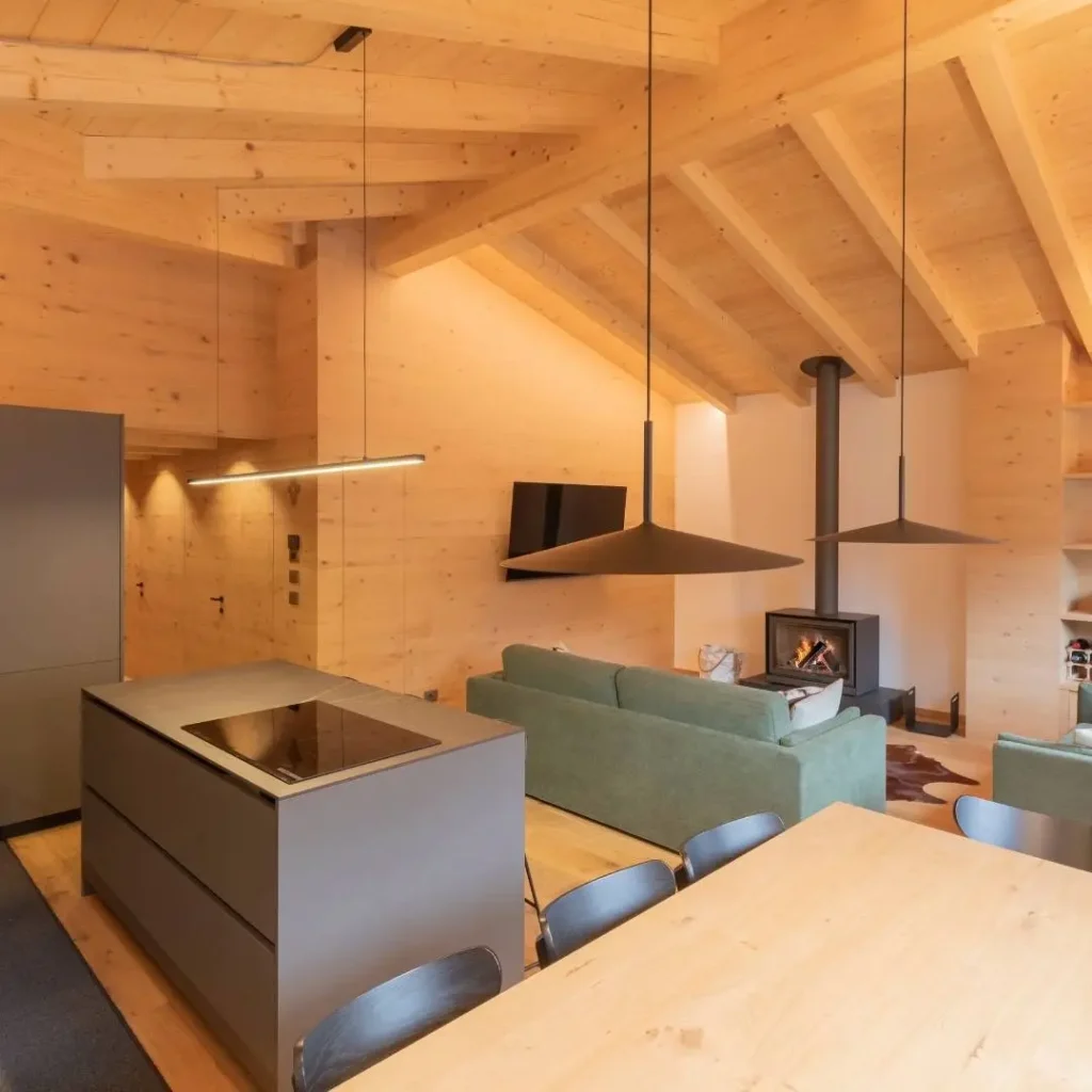 Arredo area open space con soffitti e rivestimenti in legno