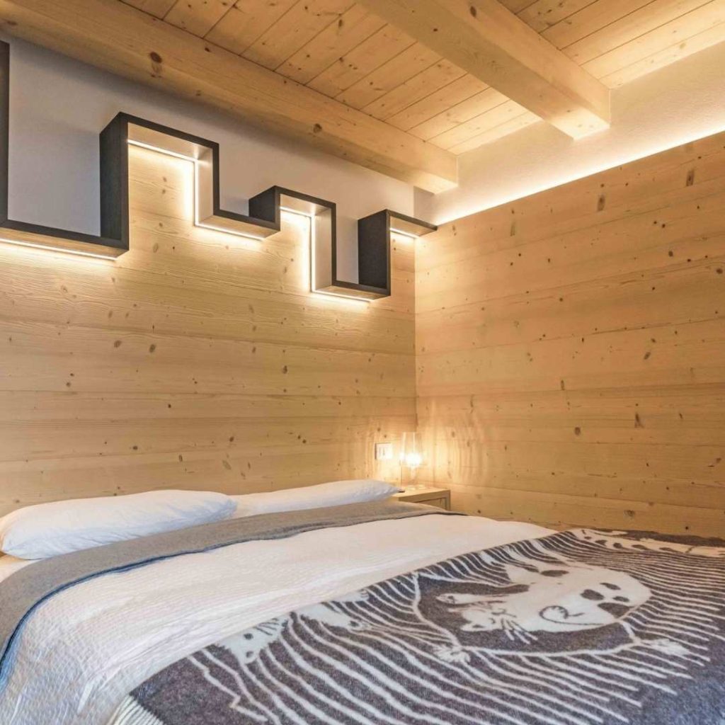 Mensole e profilo camera da letto illuminato da LED