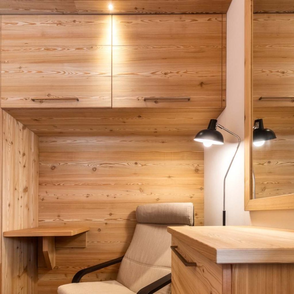 Stanza lettura con punto luce diretto in casa di montagna
