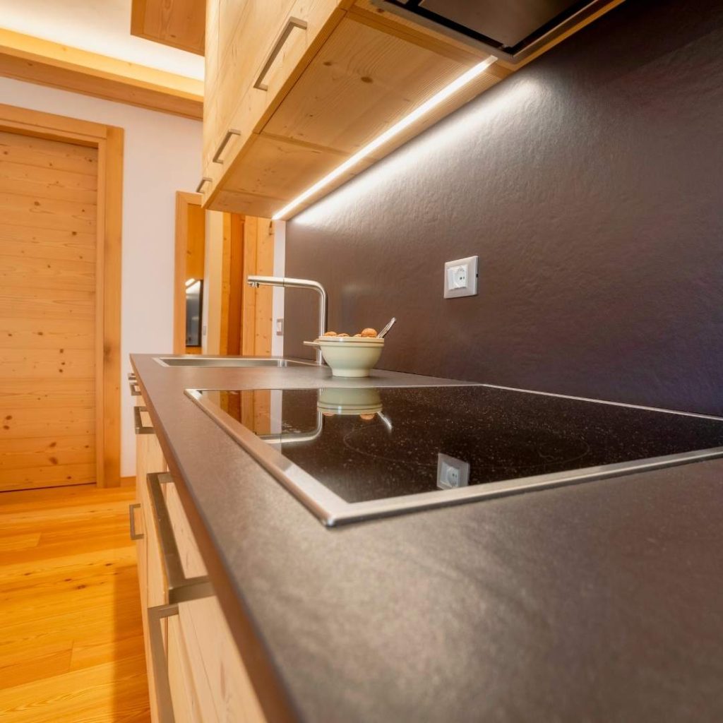 Striscia LED sui pensili della cucina