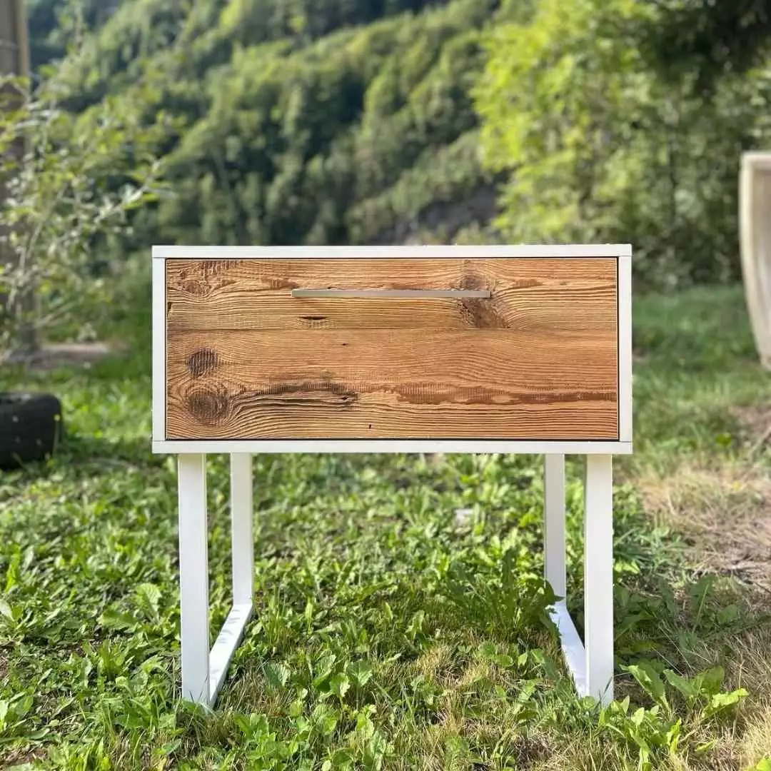 Comodino realizzato con materiale di recupero nobilitato bianco e legno