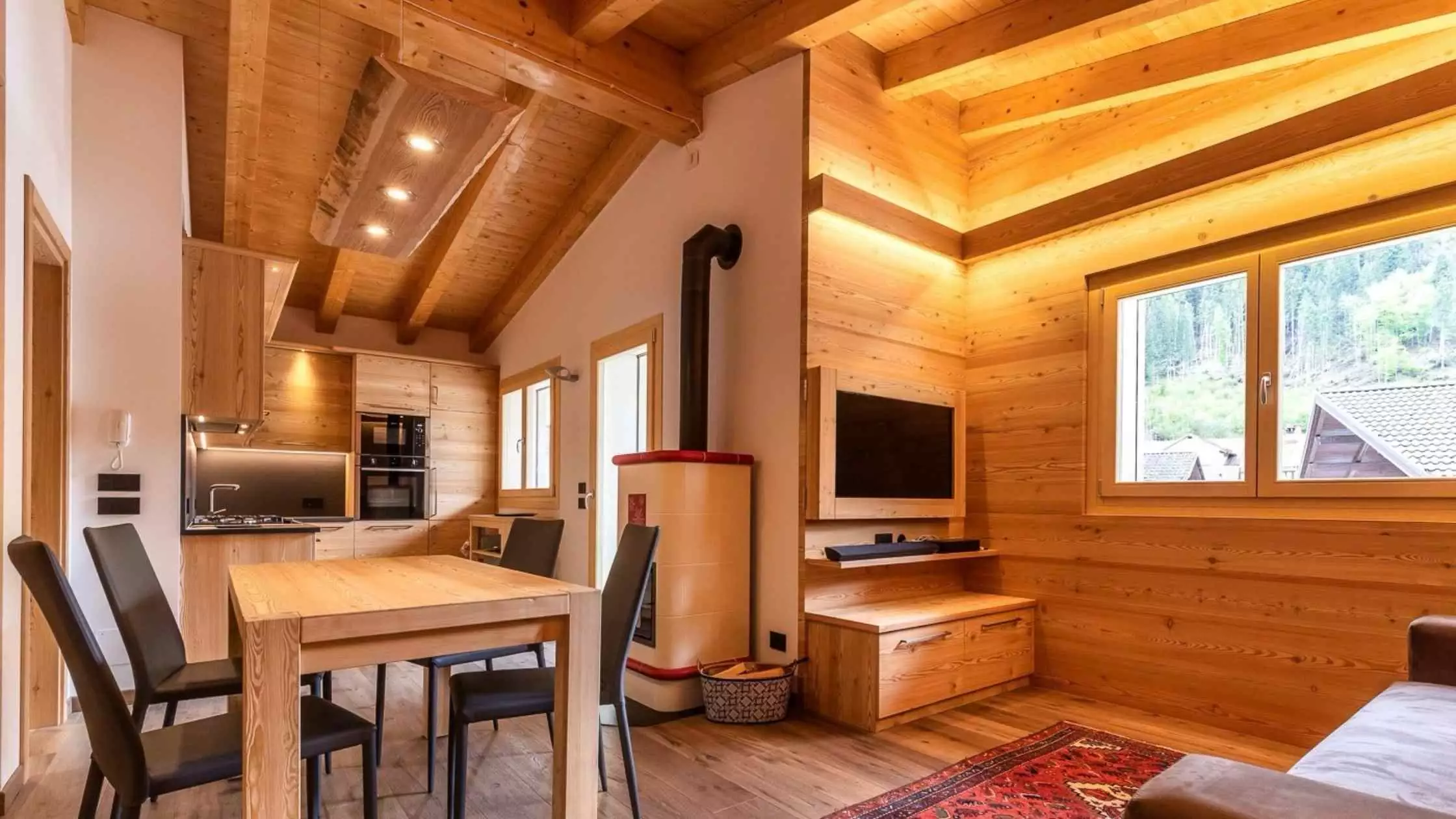 Mansarda abitabile in legno in una casa di montagna