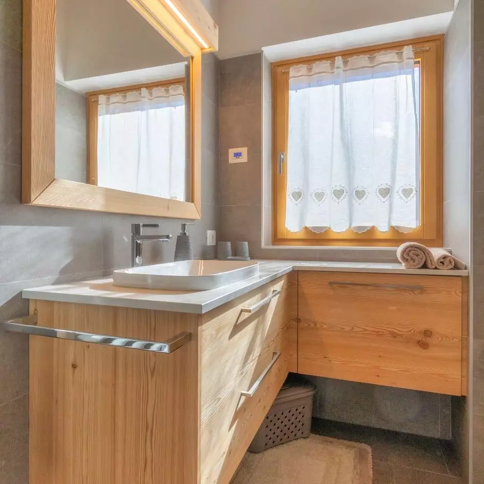 Mobile bagno angolare in legno naturale